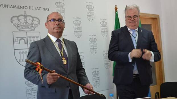 Descripción: Cristóbal Iglesias, junto al secretario del Ayuntamiento de Tarifa, Antonio Aragón Román.
